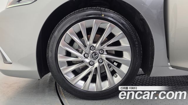 Lexus ES 300h 7-го поколения Executive - фото 4