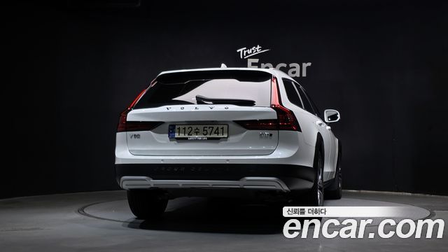 Volvo V90 Cross Country B5 Ultimate AWD - фото 3