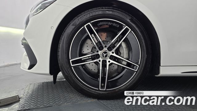 Mercedes-Benz E-Class W214 E300 4MATIC AMG Line - фото 4