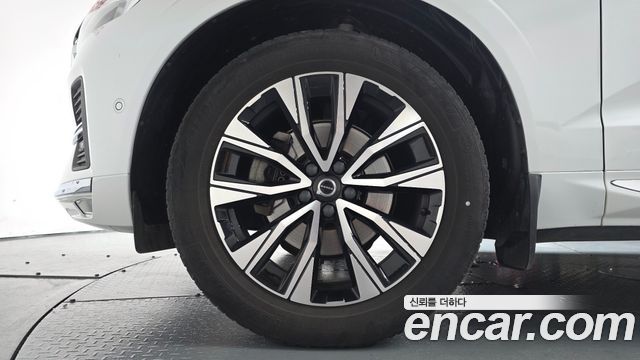 Volvo XC60 2-го поколения B5 Ultimate Bright - фото 3
