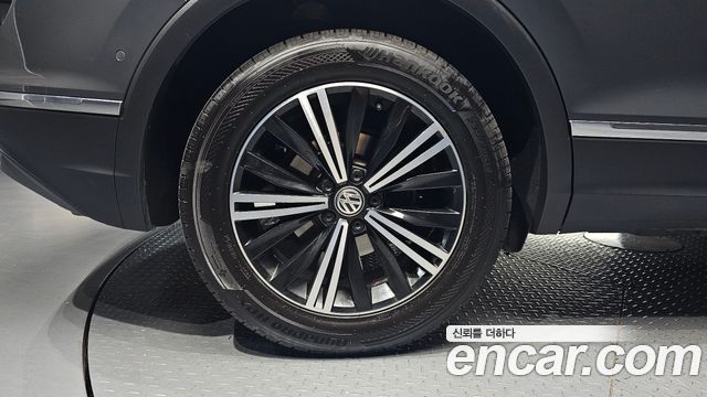 Volkswagen Tiguan 2-го поколения 2.0 TDI Prestige - фото 3