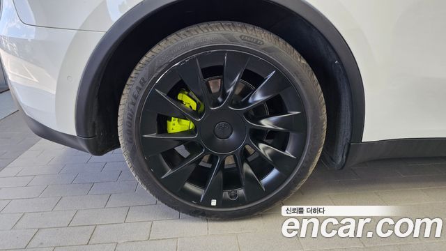 Tesla Model Y Long Range AWD - фото 4