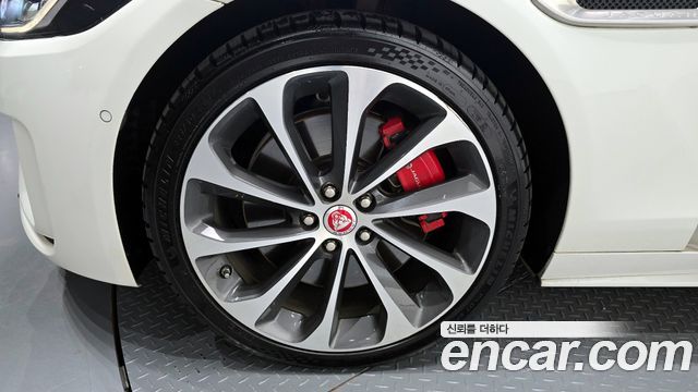 Jaguar XE P300 R-Dynamic HSE AWD - фото 4