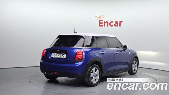 Mini Cooper 5Door Standard 3rd - фото 1