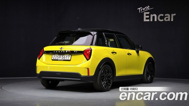 Mini Cooper S 4-го поколения 5 Door Favoured - фото 1