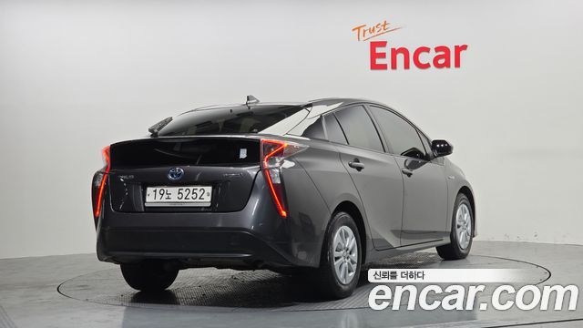 Toyota Prius 4-го поколения 1.8 E - фото 1