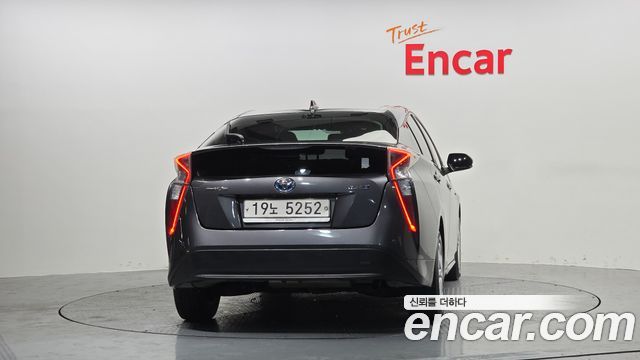 Toyota Prius 4-го поколения 1.8 E - фото 3