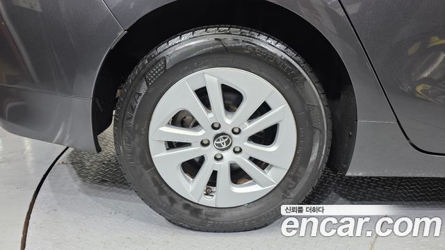Toyota Prius 4-го поколения 1.8 E - фото 4