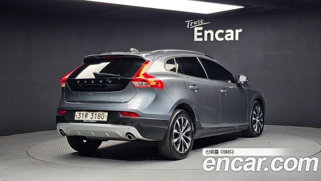 Volvo V40 Cross Country D3 - фото 1