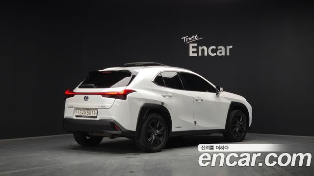 Lexus UX 250h 2.0 2WD - фото 1