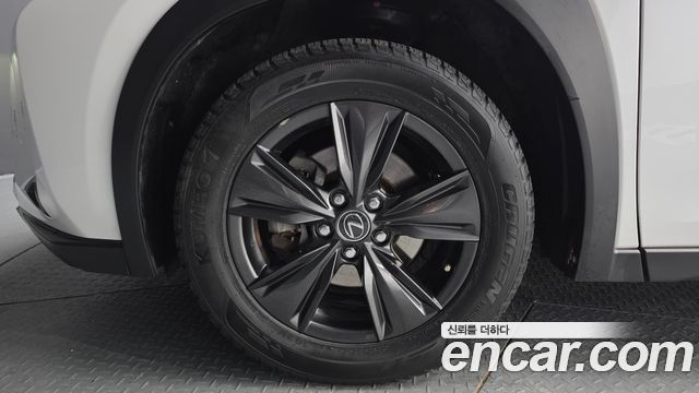 Lexus UX 250h 2.0 2WD - фото 4