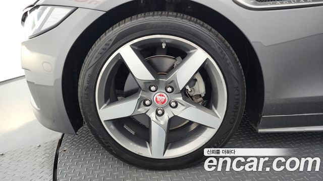 Jaguar XE 20d R-Sport - фото 4