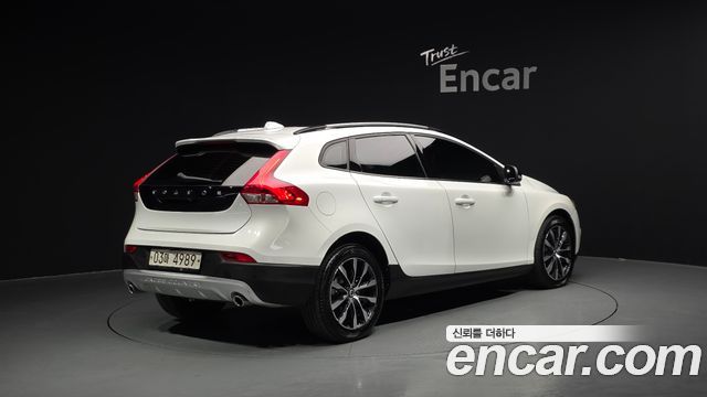 Volvo V40 Cross Country D3 - фото 1