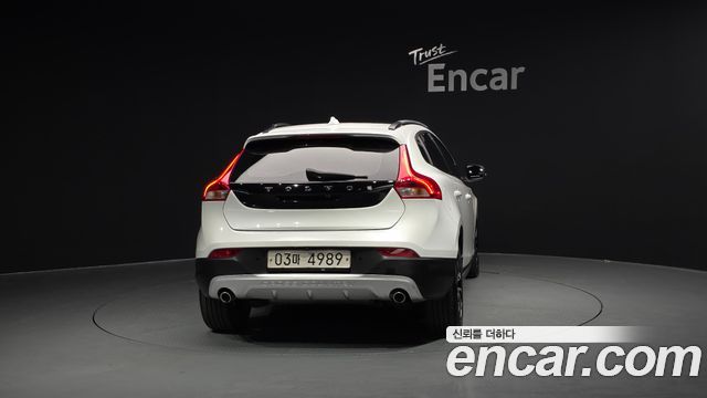 Volvo V40 Cross Country D3 - фото 3
