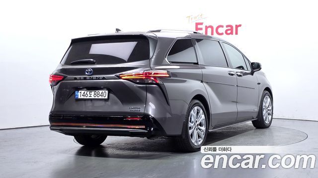 Toyota Sienna 4-го поколения 2.5 Hybrid 2WD - фото 1