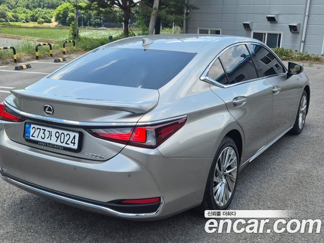 Lexus ES 300h 7-го поколения Luxury Plus - фото 1