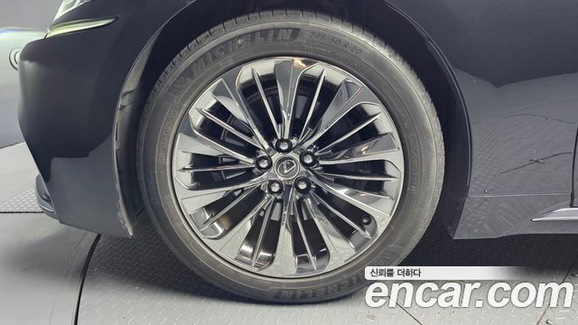 Lexus LS 500h 5-го поколения 3.5 Platinum AWD - фото 4