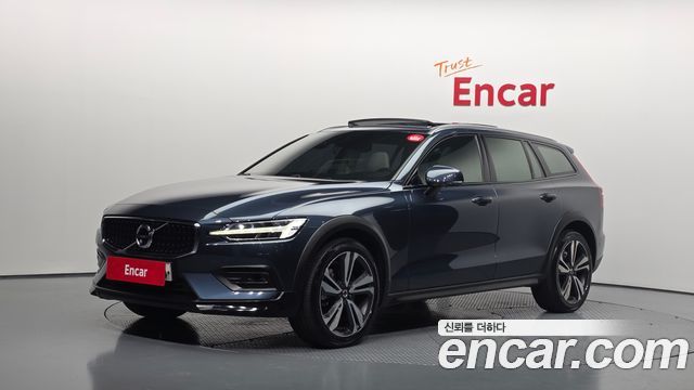 Volvo V60 Cross Country 2-го поколения T5 Pro AWD - фото 0