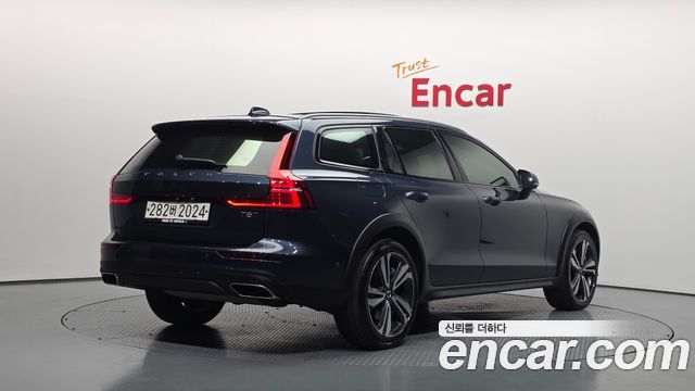 Volvo V60 Cross Country 2-го поколения T5 Pro AWD - фото 1