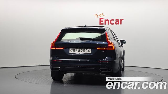 Volvo V60 Cross Country 2-го поколения T5 Pro AWD - фото 3