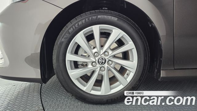 Toyota Camry XV70 2.5 LE Hybrid - фото 4