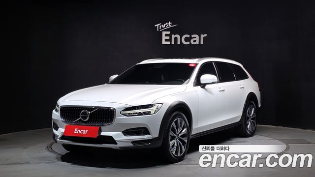 Volvo V90 Cross Country B5 Ultimate AWD - фото 0