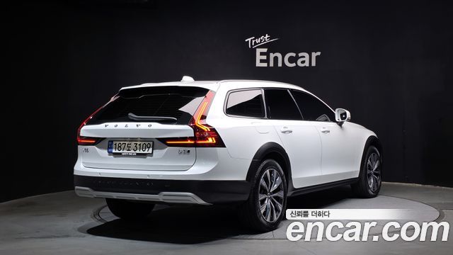 Volvo V90 Cross Country B5 Ultimate AWD - фото 1