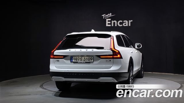 Volvo V90 Cross Country B5 Ultimate AWD - фото 3