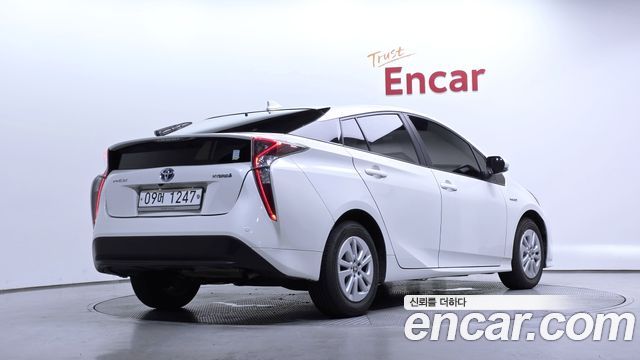 Toyota Prius 4-го поколения 1.8 E - фото 1