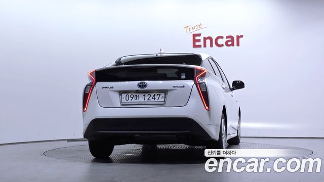 Toyota Prius 4-го поколения 1.8 E - фото 3