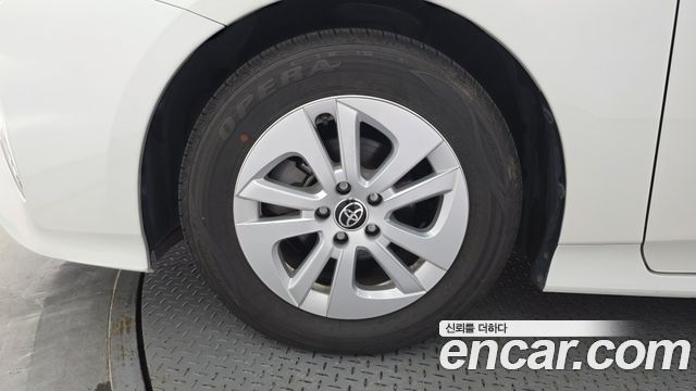Toyota Prius 4-го поколения 1.8 E - фото 4