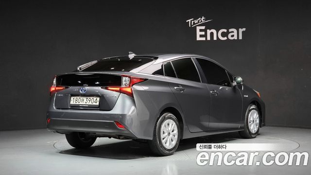 Toyota Prius 4-го поколения 1.8 - фото 1