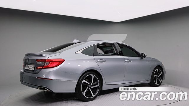 Honda Accord 10-го поколения 2.0 Turbo Sport - фото 3
