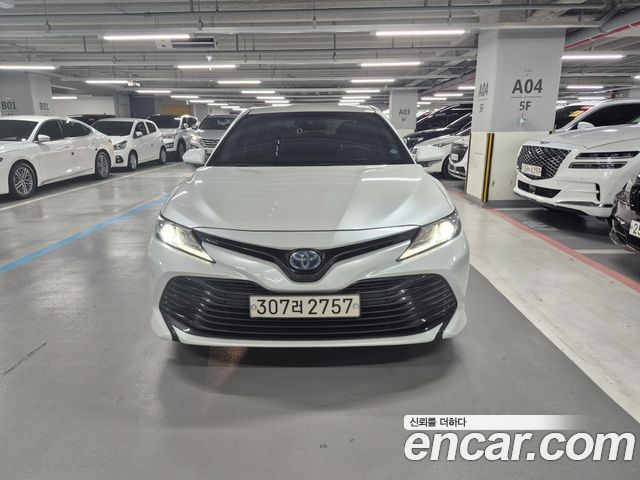 Toyota Camry XV70 2.5 LE Hybrid - фото 0