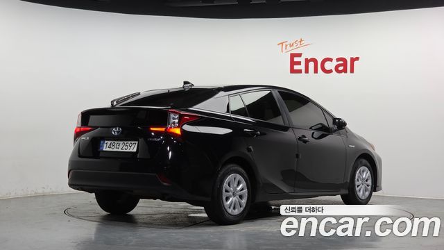 Toyota Prius 4-го поколения 1.8 - фото 1