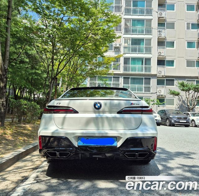 BMW i7 G70 xDrive 60 M sport - фото 2
