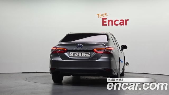 Toyota Camry XV70 2.5 LE Hybrid - фото 3