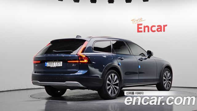 Volvo V90 Cross Country B5 Pro AWD - фото 1
