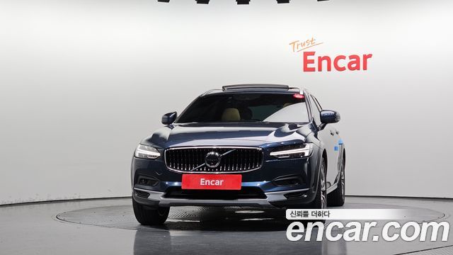 Volvo V90 Cross Country B5 Pro AWD - фото 2