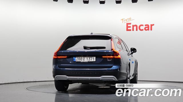 Volvo V90 Cross Country B5 Pro AWD - фото 3