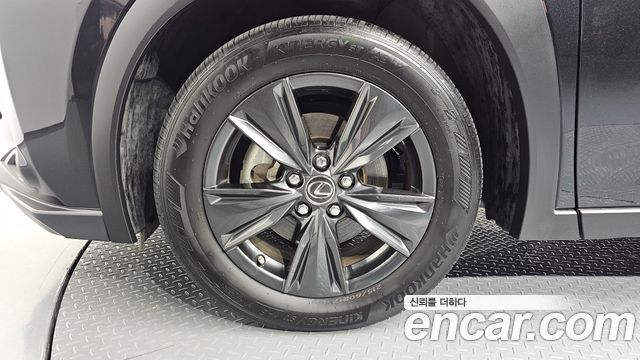 Lexus UX 250h 2.0 2WD - фото 4