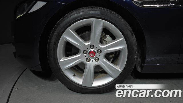 Jaguar XE 20d Portfolio - фото 4