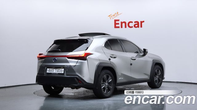 Lexus UX 250h 2.0 2WD - фото 1