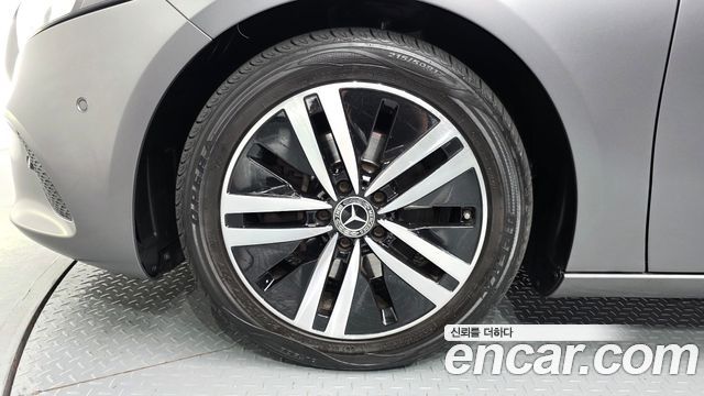 Mercedes-Benz A-Class W177 A200d Sedan - фото 4