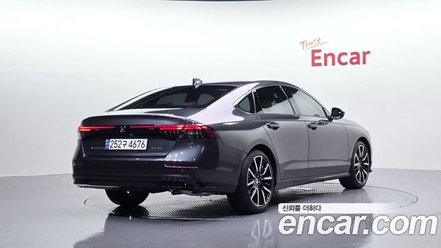 Honda Accord 11-го поколения 2.0 Hybrid Touring - фото 1