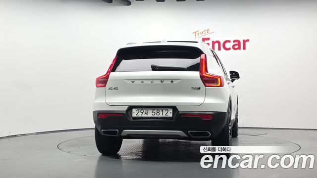 Volvo XC40 T4 Inscription - фото 3
