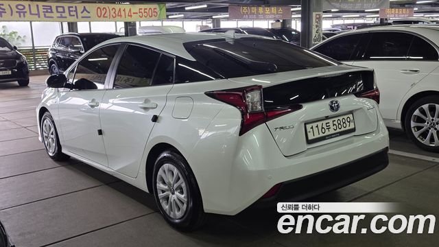 Toyota Prius 4-го поколения 1.8 - фото 1