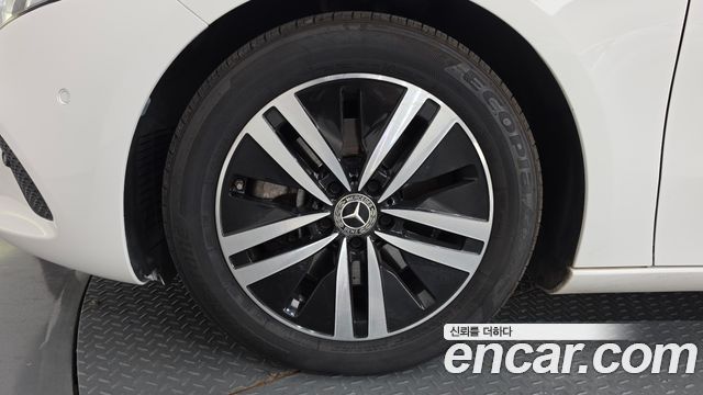 Mercedes-Benz A-Class W177 A220 Hatchback - фото 4