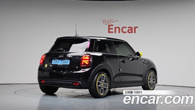 Mini Cooper Electric SE Electric 3rd - фото 0