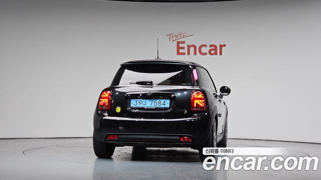 Mini Cooper Electric SE Electric 3rd - фото 2